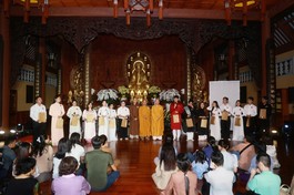 Chùa Hải Quang tặng quà tri ân đến các ca sĩ, diễn viên tham gia chương trình 