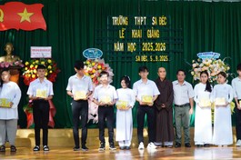 Thượng tọa Thích Thiện Hữu trao quà đến các em học sinh Trường THPT Sa Đéc
