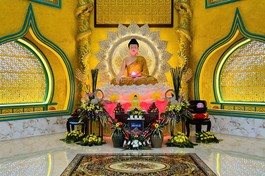 Tôn tượng Đức Phật Bổn Sư Thích Ca Mâu Ni được an vị tại chánh điện chùa Phổ Hiền