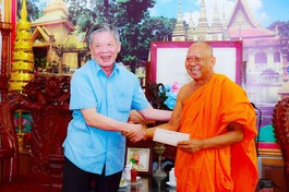 Bí thư Tỉnh ủy Vĩnh Long Ngô Chí Cường thăm, chúc mừng lễ Sene Dolta đến Hòa thượng Thạch Sok Xane tại chùa Âng