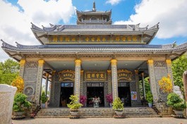 Chùa Vĩnh Hưng có kiến trúc độc đáo, được xây dựng hoàn toàn bằng đá, bố cục hài hòa giữa kiến trúc Nhật Bản và Việt Nam