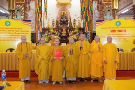 Trưởng lão Hòa thượng Thích Thiện Pháp trao quyết định chuẩn y nhân sự đến Ban Trị sự GHPGVN tỉnh Khánh Hòa mới sau hợp nhất