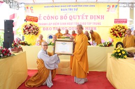 Hòa thượng Thích Trí Minh trao quyết định thành lập điểm sinh hoạt tôn giáo tập trung Quang Minh đến Sư cô Thích nữ Trung Vân