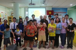 Tặng quà các em học sinh khuyết tật, bệnh nhi nhân Tết Trung thu 