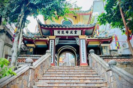 Lối lên chùa Linh Phong Thiền Uyển - Ảnh: Tịnh Mạnh