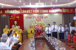 Ban Trị sự GHPGVN tỉnh Nghệ An tặng hoa chúc mừng