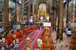 Quang cảnh buổi lễ tại chùa Âng