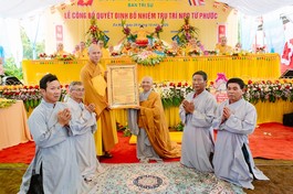 Đại đức Thích Nguyên Minh trao quyết định bổ nhiệm trụ trì niệm Phật đường Từ Phước đến Sư cô Thích nữ Huệ Túc