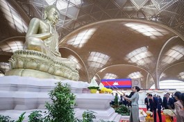 Tôn tượng Đức Phật Thích Ca bằng đồng và kim loại cao 9m, nặng 9 tấn tại Sân bay Quốc tế Techo (Campuchia)