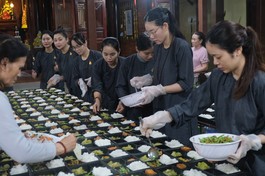 Các phần cơm được Phật tử đạo tràng chùa Phật Học Tỉnh hội Quảng Trị chuẩn bị tươm tất