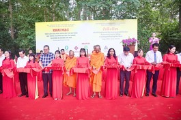 Cắt băng khai mạc triển lãm gian hàng trưng bày các sản phẩm đặc trưng của đồng bào dân tộc Khmer chào mừng Lễ hội Ok Om Bok năm 2025