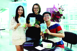 Tống Duệ Uyên (ngồi) trong buổi giao lưu, ký tặng sách Muôn trùng xứ sở - Ảnh: NVCC