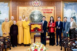 Ban Trị sự GHPGVN tỉnh Thanh Hóa tặng quà chúc mừng Chủ tịch UBND tỉnh Nguyễn Hoài Anh