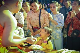 Đông đảo người dân về chùa dự Lễ hội Ok Om Bok - Ảnh: Du Nhiên/BGN