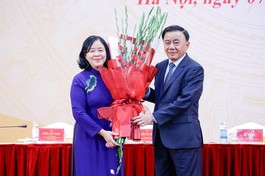 Thường trực Ban Bí thư Trần Cẩm Tú tặng hoa chúc mừng bà Bùi Thị Minh Hoài nhận nhiệm vụ mới - Ảnh: Tuấn Minh