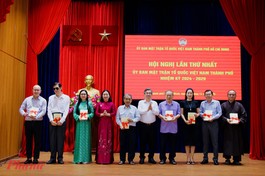 Chủ tịch Ủy ban MTTQVN TP.HCM Nguyễn Phước Lộc và Phó Chủ tịch Thường trực Ủy ban MTTQVN TP.HCM Trương Thị Bích Hạnh chúc mừng các vị Ủy viên Ủy ban MTTQVN Thành phố nhiệm kỳ 2024-2029 ra mắt tại hội nghị - Ảnh: A.Hoàng