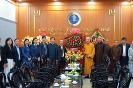 Lãnh đạo TP.Huế tặng hoa chúc mừng ngày Nhà giáo Việt Nam 20-11