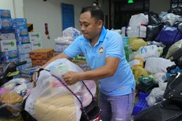 Tình nguyện viên túc trực tại Ủy ban MTTQVN TP.HCM để hỗ trợ tiếp nhận hàng hóa cứu trợ trong đêm 21-11