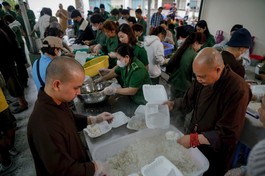 Trong hai ngày 23 và 24-11, hơn 41.000 phần cơm do các bếp cơm từ thiện dã chiến của Ban Từ thiện xã hội GHPGVN TP.HCM thực hiện đã được chuyển đến hỗ trợ bà con đang chịu ảnh hưởng nặng nề bởi bão lũ tại miền Trung - Ảnh: Minh Trực