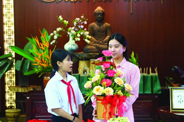 Bảo Trân xúc động với lời chúc từ các em học sinh nhận học bổng trong ngày sinh nhật của mình