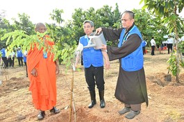 Thượng tọa Thích Tâm Hải, Ủy viên Hội đồng Trị sự, Tổng Biên tập Báo Giác Ngộ, Ủy viên Ủy ban MTTQVN TP.HCM cùng với các đại biểu trồng cây, tưới nước, thực hiện công trình "Vườn cây Đại đoàn kết" 