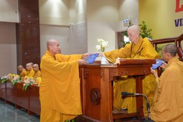 Đại lão Hòa thượng Viện trưởng trao Bằng tốt nghiệp đến các thủ khoa thạc sĩ và cử nhân Phật học - Ảnh: Bảo Toàn/BGN