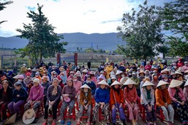 Bà con tại vùng cao xã Đại Lãnh (Quảng Nam cũ), nay là xã Thượng Đức, TP.Đà Nẵng đến nhận quà