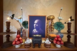 Di ảnh và long vị cố Trưởng lão Hòa thượng Thích Trí Quang được tôn trí tại thiền thất Dư Hương