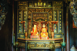 Tôn tượng Thiền sư Tuệ Tĩnh làm bằng gỗ mít, sơn son thếp vàng, được trưng bày tại Bảo tàng Y học cổ truyền Việt Nam (TP.HCM)