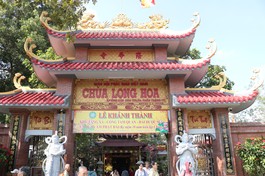 Cổng Tam quan chùa Long Hoa