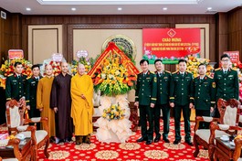 Ban Trị sự GHPGVN tỉnh Thanh Hóa tặng hoa chúc mừng Bộ Chỉ huy Quân sự tỉnh