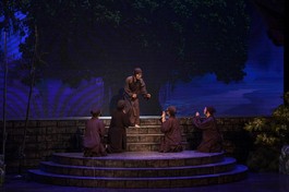 Đây là lần đầu tiên vở cải lương Sư bà Phương Dung được công diễn, tại Nhà hát chèo Hà Nội - rạp Đại Nam