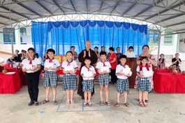 Hòa thượng Thích Chơn Không trao quà đến các em học sinh