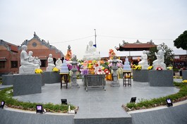 Tôn tượng Đức Phật và 5 anh em Kiều Trần Như được an vị trong khuôn viên chùa Quỳnh Đẩu