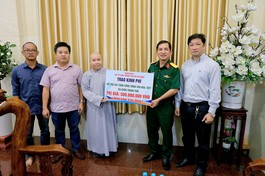 Trao bảng tượng trưng hỗ trợ số tiền 500 triệu đồng xây dựng các công trình văn hóa - thể dục thể thao