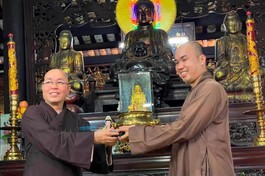 Thượng tọa Thích Đạt Đức trao khuôn dấu Ban Trị sự đến Đại đức Thích Quảng Hậu, Phó Thư ký kiêm Chánh Văn phòng Ban Trị sự quận - Ảnh: Trí Thông