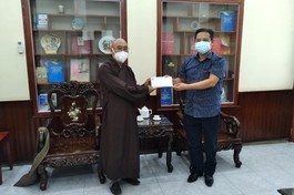 Đại đức Thích Lệ Tâm trao tiền ủng hộ đến ông Nguyễn Anh Tuấn - Ảnh: Vườn Trầu