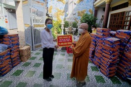 Hòa thượng trụ trì trao quỹ vắc - xin phòng Covid-19 đến cính quyền địa phương - Ảnh: Phúc Quang