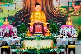 Hương án tưởng niệm Đức Pháp chủ GHPGVN tại chánh điện tạm Học viện - Ảnh: Thích Ngộ Trí Viên