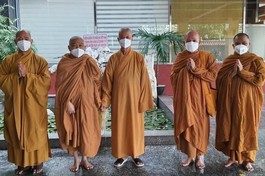 Chư tôn đức Viện Nghiên cứu Phật học VN chụp hình lưu niệm cùng Đức Trưởng lão Hòa thượng Quyền Pháp chủ GHPGVN - Ảnh: CTV