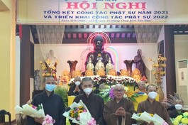 Hòa thượng Thích Như Tín tặng hoa chúc mừng đến chư đại đức được tấn phong giáo phẩm Thượng tọa - Ảnh: Ban TTTT Phật giáo quận