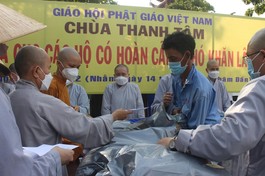 Ni sư Như Nguyệt, Phó Viện trưởng, Trưởng ban Quản viện Ni tham dự trao quà