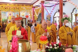 Chư tôn đức niệm hương cầu nguyện cho đồng bào tử vong trong đại dịch Covid-19