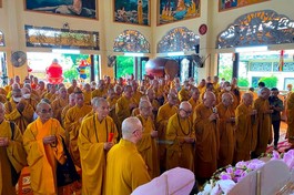 Chư tôn Giáo phẩm thắp hương tưởng niệm - Ảnh: Thiện Chí