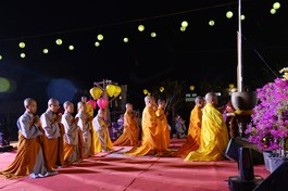 Chư Tăng Ni dâng hương đảnh lễ Bồ-tát Quán Thế Âm