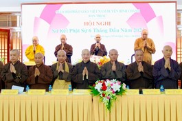 Chư tôn đức chứng minh và chủ tọa hội nghị sơ kết tại tu viện Tường Vân, chiều ngày 24-7