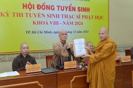 Thượng tọa Thích Giác Dũng trao bộ đề thi đến Thượng tọa Thích Giác Hoàng - đại diện Hội đồng coi thi