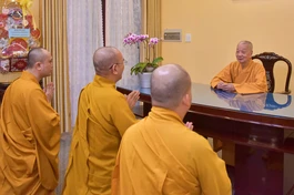 Thượng tọa Thích Lệ Lạc, Ủy viên HĐTS, Trưởng ban Trị sự GHPGVN tỉnh Vĩnh Long thỉnh thị Đức Pháp chủ về việc tổ chức Đại giới đàn - Ảnh: Quảng Đạo/Báo Giác Ngộ