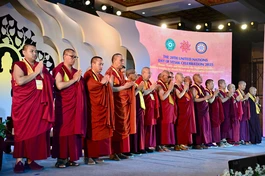 Truyền thống Phật giáo Kim Cương thừa cử hành nghi thức cầu nguyện cho hòa bình thế giới mở đầu ngày làm việc thứ hai của Đại lễ Vesak Liên Hiệp Quốc 2025 - Ảnh: Đăng Huy