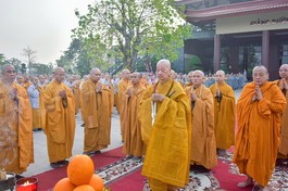 Đức Pháp chủ chứng minh Lễ Phật thành đạo tại HVPGVN tại TP.HCM - Ảnh: Quảng Đạo/BGN